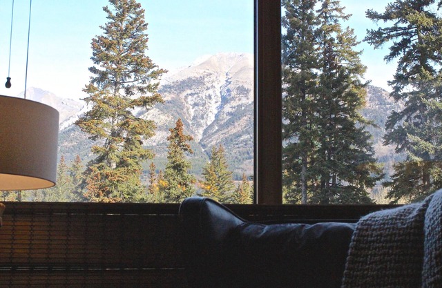 Mountain + Creek View. 5 Min Walk To Main Street