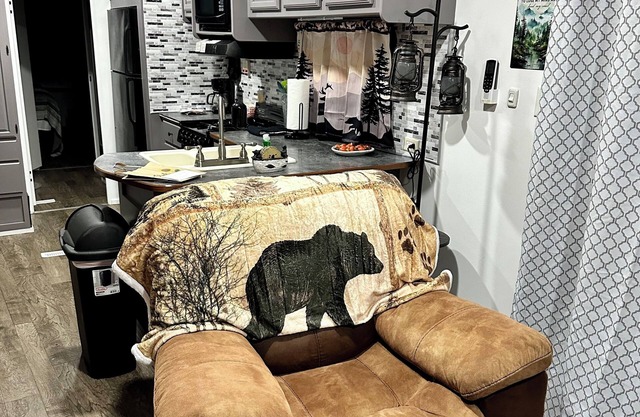 Mountain Dreams, up to date camper with WiFi & fireplace