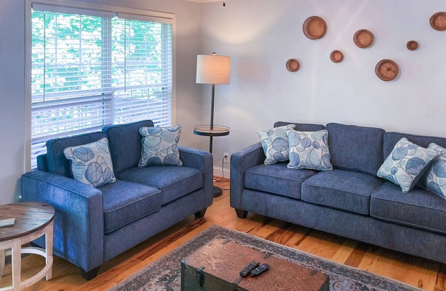 Mountain escape with large yard - near downtown, Biltmore, & outdoor adventure