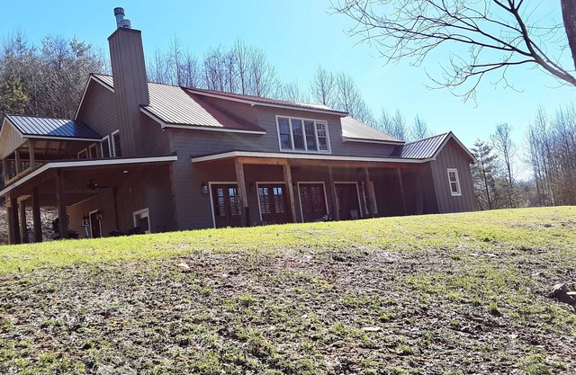Mountain Farmhouse, convenient location & family farm