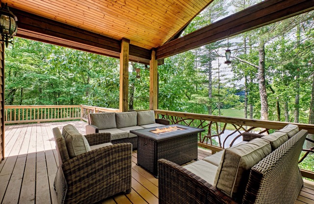 Mountain Green! Overlooking Pond and Portion Of Sapphire National Golf Course!