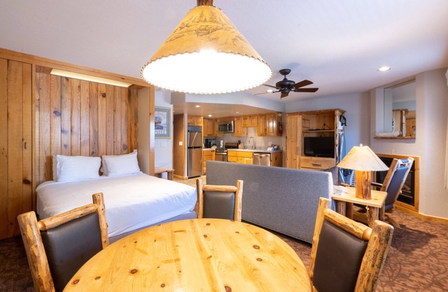 Mountain Haven Retreat! Full Kitchen, Outdoor Spa Tub, Free Parking!