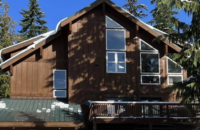 Mountain home perfect for large groups in the heart of Government Camp