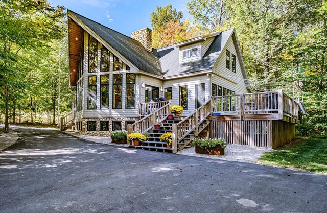 Mountain House: Walk to Ski Trails! Hot Tub, Game Room, Ultimate Kitchen