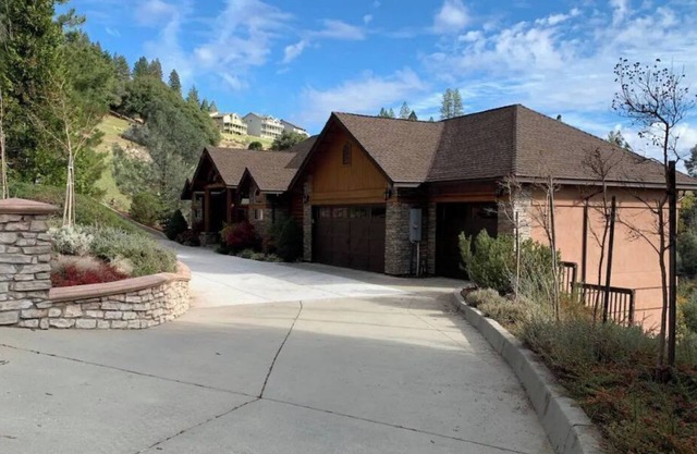 Mountain Lodge with Panoramic Views