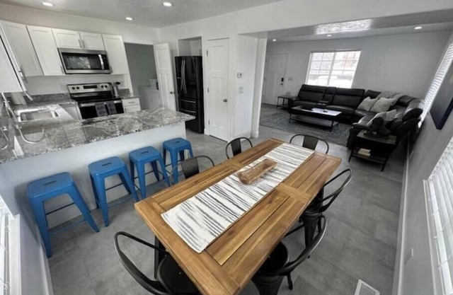 Mountain Lounge…TV, Wifi, Parking, + More!