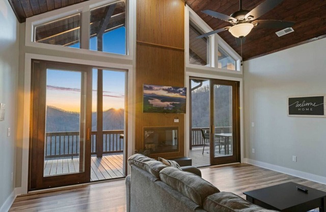 Mountain Magic, King Suite, and Mountain View!