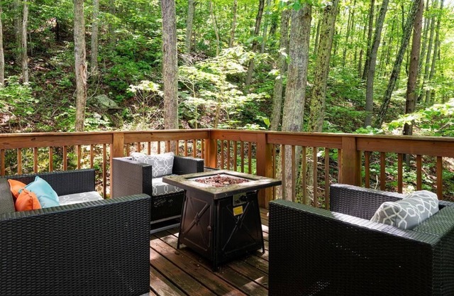 Mountain Melody: Aville Mtn Home + Views + Hot Tub