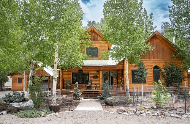 Mountain Memories - Riverfront Log Cabin, Immaculate, Beautifully Furnished, Blocks From Town!