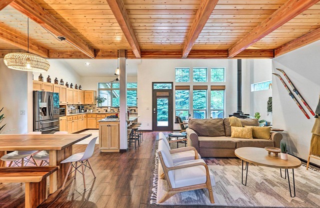 Mountain-Modern Unit: Golf, Hike, Ski & More!