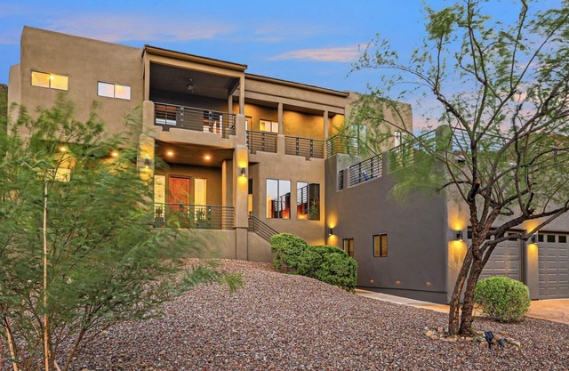 “MOUNTAIN OASIS” City Views-Spa-Pool-Hiking-Game room-lots of gathering spaces!
