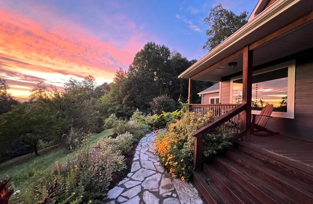 Mountain Over Main Street | 5 Min. to Downtown Weaverville, Fire Pit & Views!