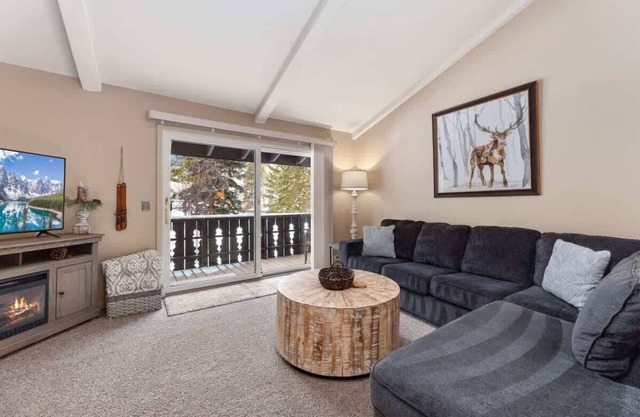 Mountain Pines Chalet: Nestled along Fall River