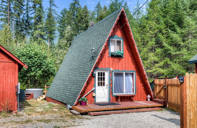 Mountain Play Chalet w/hot tub & grill- epic hikes, waterfalls, & more, pets too!