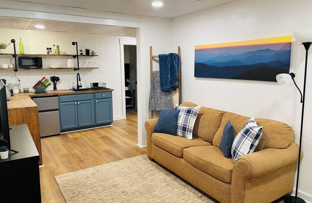 Mountain Retreat Guest Suite- 5 minutes from Blue Ridge Parkway!
