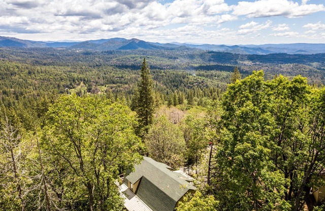 Mountain Retreat- Mid Century Style. Stunning Views. Hot Tub. On-Site Massage