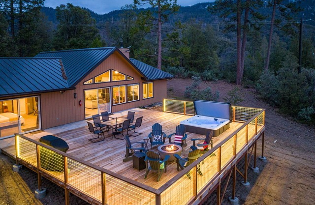 Mountain Retreat on 5 acres with nature views, deck, hot tub, EV charging