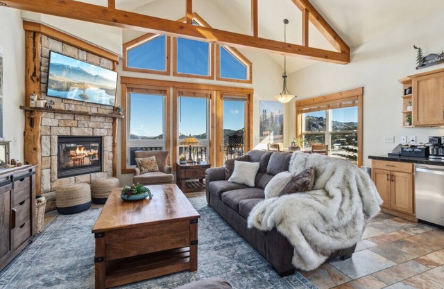 Mountain Retreat: Private Hot Tub & Scenic Views