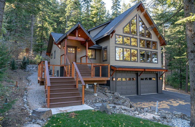 Mountain Retreat, steps from Skiing, Mountain Biking, and Hiking