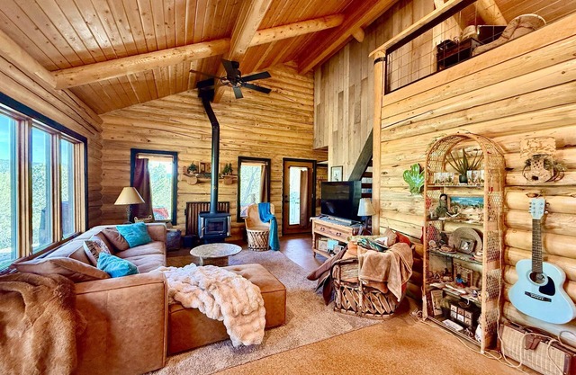 Mountain Retreat with private hot tub Close to Zion!