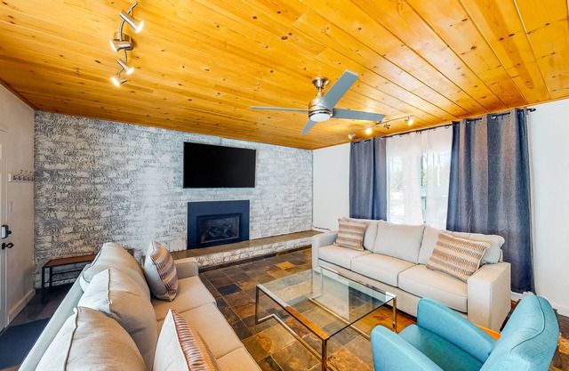 Mountain-side home base with fireplace, WiFi, full kitchen & patio with firepit