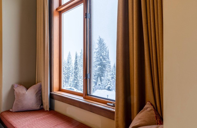 Mountain-Side Lodge: Perfect for Wellness Retreats, Large Families & Big Groups
