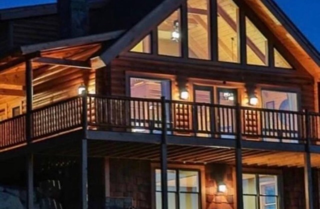 Mountain Ski House w/hot tub, wrap around deck, panoramic views!