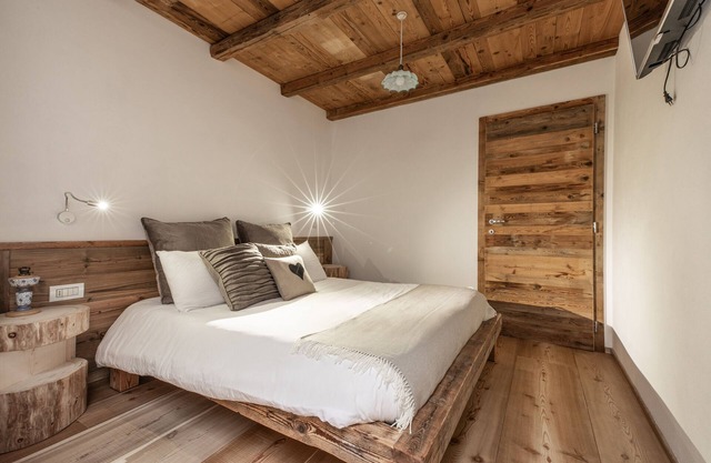 Mountain-style apartment with sauna and panoramic view