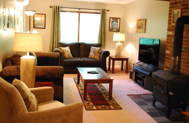 Mountain-Themed Condo at Popular Seasons at Attitash Resort, WiFi, 2 HD TVs