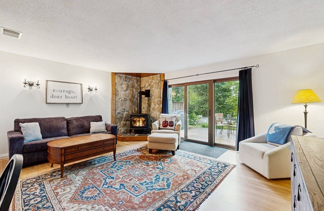 Mountain Townhome w/pool access, private patio, walk to town