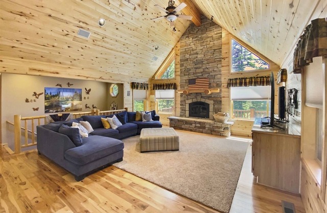 Mountain Trail Cabin 5BDRM, 4.5 Bth with fireplaces, nice deck, near UTV trails