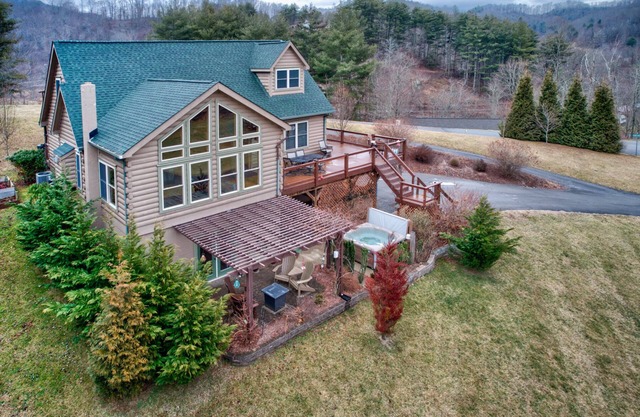 Mountain Tranquility: Hot tub, Game table, Views