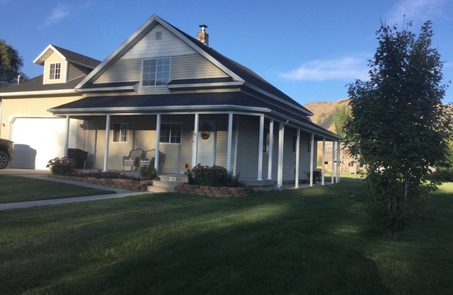 Mountain Valley Getaway. Cozy farmhouse near a beautiful lake in northern Utah.