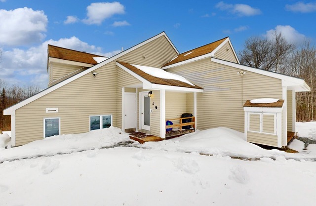 Mountain view, 2-story condo with heated pools, hot tubs, gym & game room