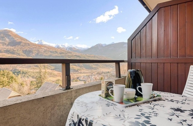 Mountain-view apartment sleeps 6