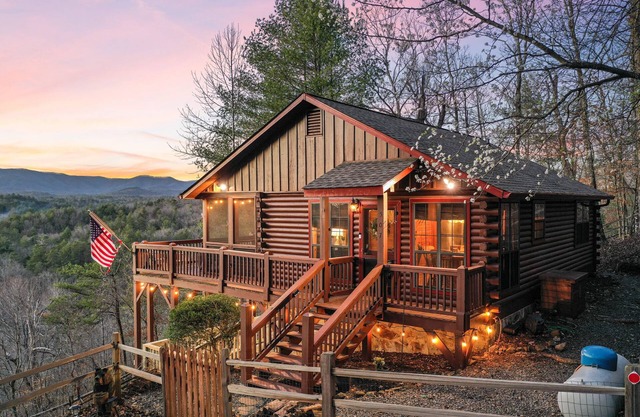 Mountain view cabin near Ellijay w/hot tub!
