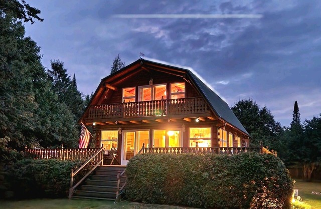 Mountain View Cabin with Hot Tub near Santas Village