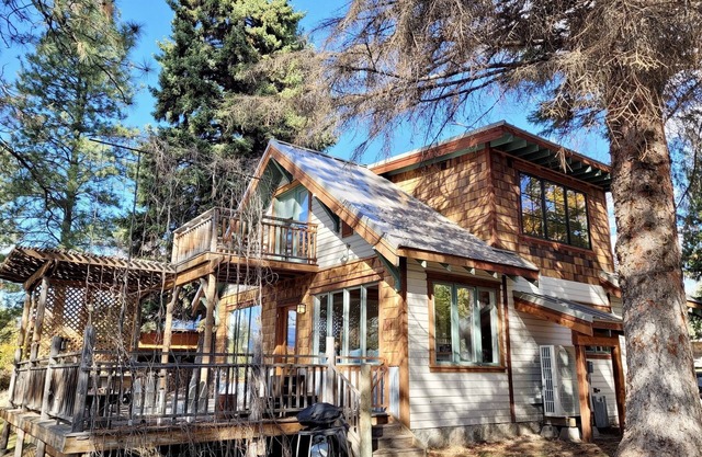 Mountain View Castle-Dog Friendly and a Block Above Winthrop!