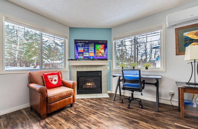 Mountain View Cozy 2-Storey Chalet, 2 BR , 1.5 BTH, Hot Tub, BBQ