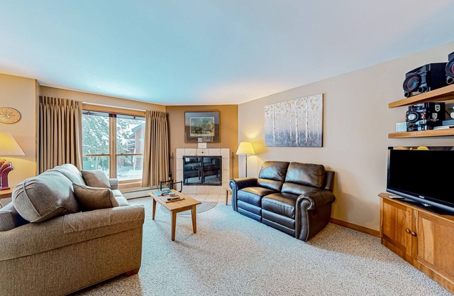 Mountain view condo with pool, hot tub, sauna & gym - walk to lifts & golf