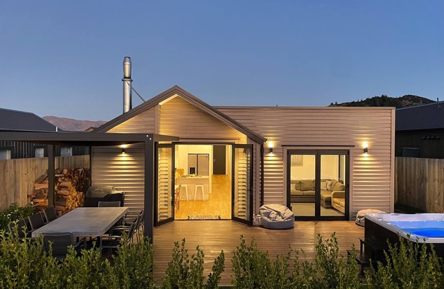 Mountain view haven in Wanaka w/hot tub! Adventure seekers paradise.