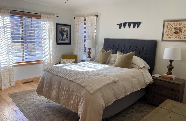 Mountain-view home near town! 30+ Day Rental, Pet Friendly