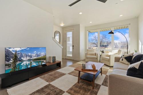 Mountain View Home with King Beds and Rooftop Deck