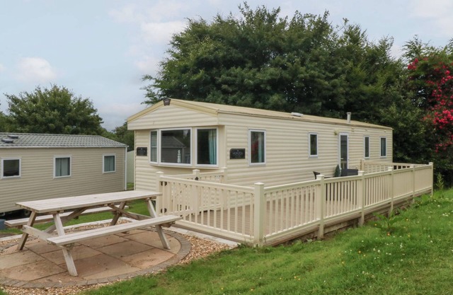 MOUNTAIN VIEW, pet friendly, with pool in Pwllheli