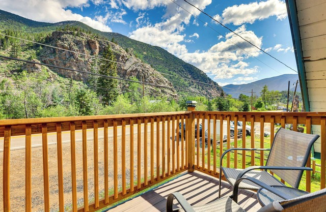 Mountain-View Silver Plume Escape: Walk to Creek!