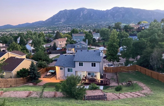 Mountain-View 5BR Retreat: Gym, Hot Tub, BBQ, Firepit, Playground, Sleeps 12