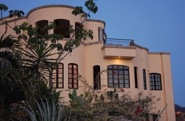 Mountain View Villa Capturing Pacific Breezes