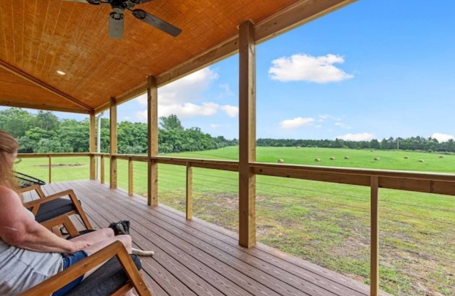 Mountain Views, 3 acres fully fenced, Hot tub & water access!