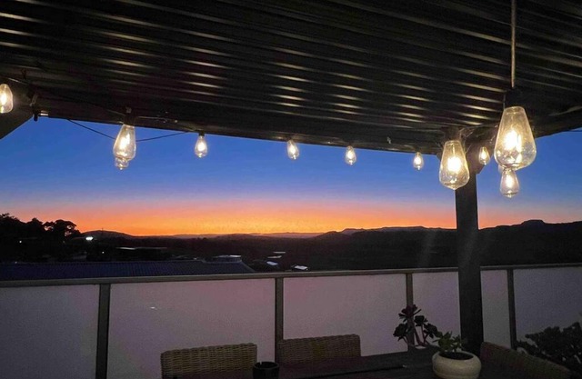 Mountain Views (3 min drive to beach)