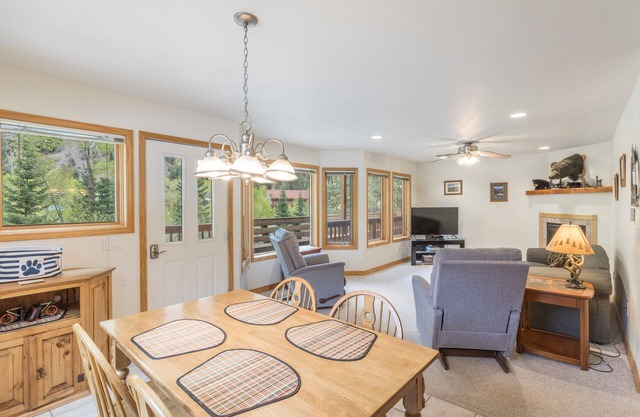 Mountain Views-Across from River Walk Trail-Pet-friendly